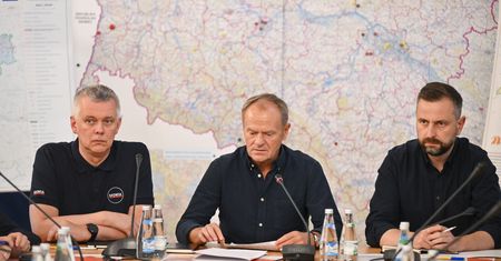 Żołnierze i ochotnicy pomagają. Szef MON apeluje do firm o "zwolnienie ich z pracy"