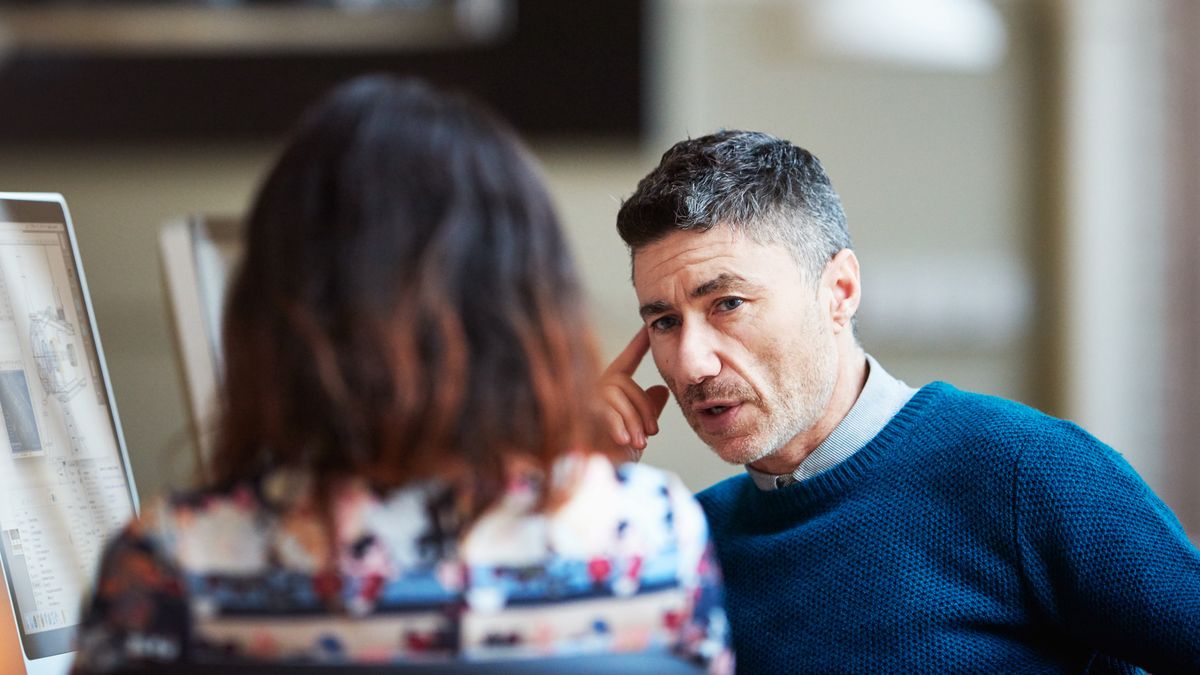 Nie jesteś zapraszany na niektóre spotkania, a po napiętej rozmowie z szefem dostajesz maila z opisem tego, o czym rozmawialiście? Możliwe, że przełożony przygotowuje się do zwolnienia cię