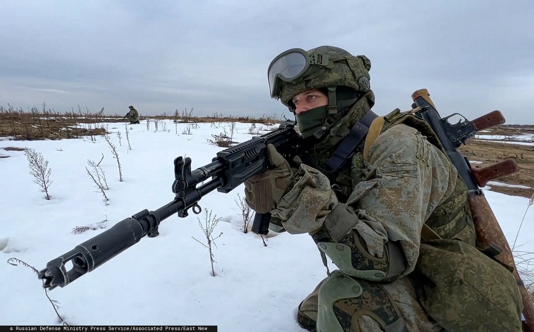 Wsp�lne ?wiczenia wojsk rosyjskich i bia?oruskich na poligonie na Bia?orusiIn this photo made from video provided by the Russian Defense Ministry Press Service on Saturday, Feb. 19, 2022, a Russian marine takes his position during the Union Courage-2022 Russia-Belarus military drills at the Obuz-Lesnovsky training ground in Belarus. Russia has deployed troops to its ally Belarus for sweeping joint military drills that run through Sunday, fueling Western concerns that Moscow could use the exercise to attack Ukraine from the north. (Russian Defense Ministry Press Service via AP)Russian Defense Ministry Press Service