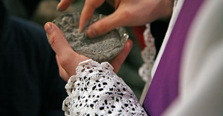 Środa Popielcowa. Skąd pochodzi popiół do posypywania głów?