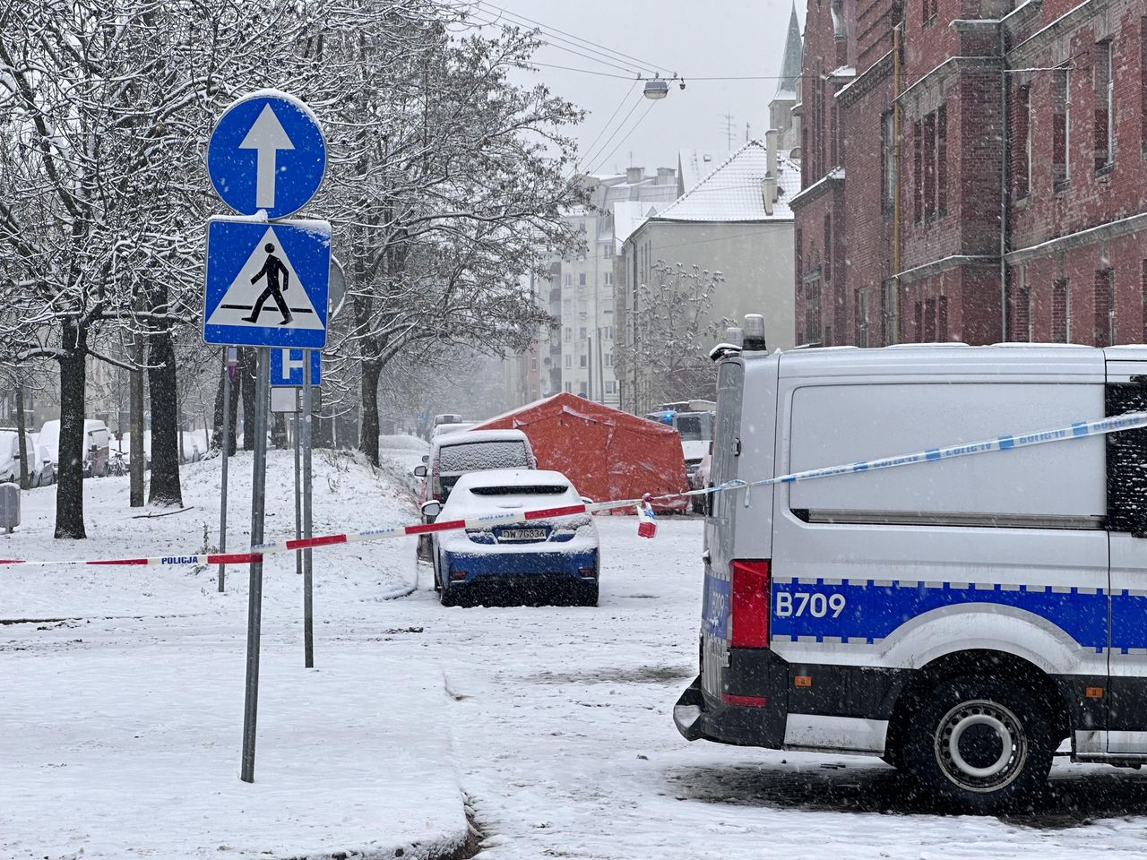 Namiot na ul. Sudeckiej w miejscu, gdzie padły strzały