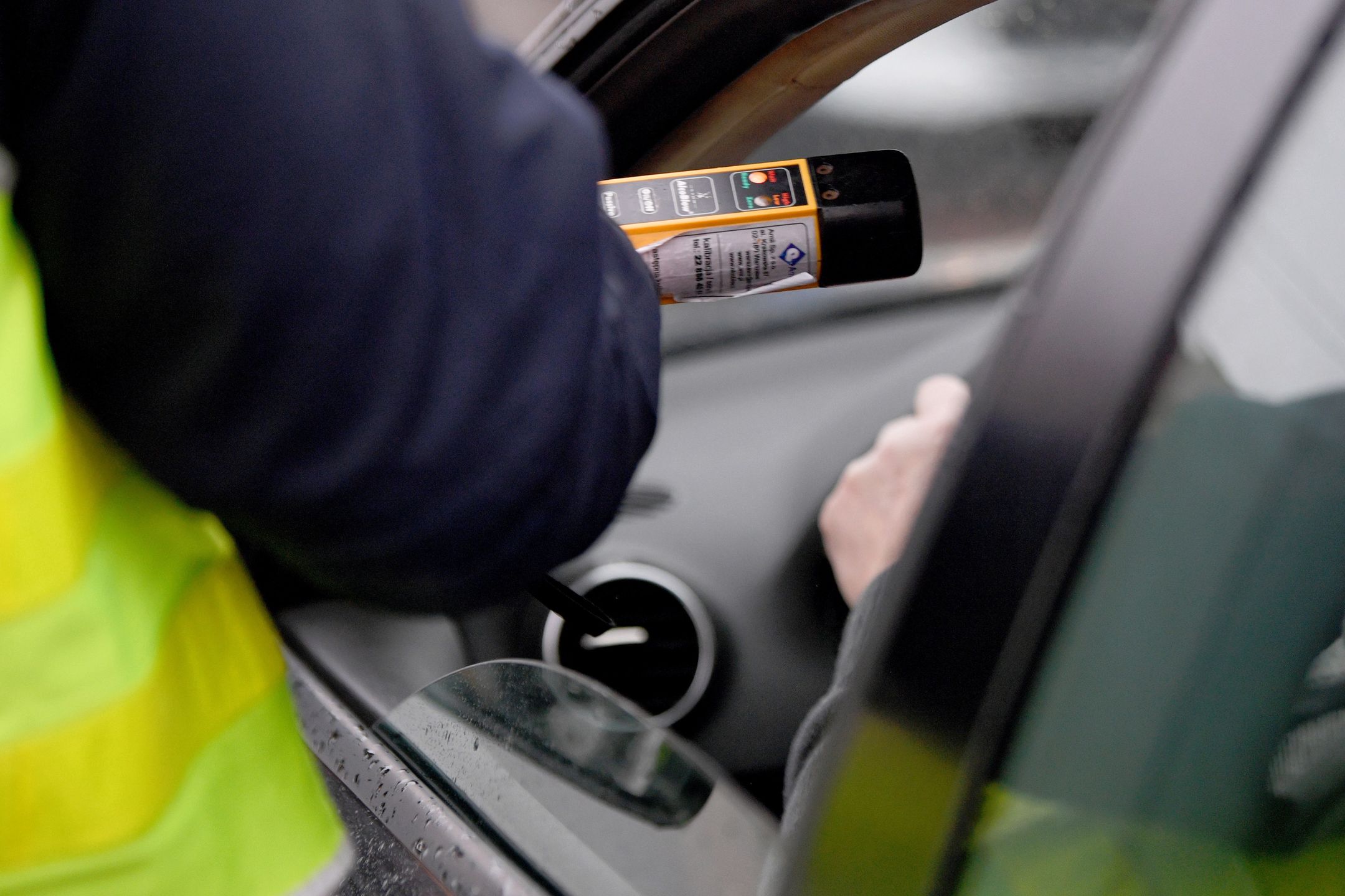 policyjna kontrolaDu�kowiczki, 01.01.2022. Patrol policji podczas kontroli na drodze krajowej numer 77 w Du�kowiczkach, 1 bm. 1 stycznia br. zacz�y obowi�zywa� zaostrzone przepisy ruchu drogowego podnosz�ce m.in. stawki mandat�w karnych. (dd/jm) PAP/Darek DelmanowiczDarek Delmanowiczalkomat, drog�wka, kontrola, mandat, mandaty, nowe, nowe stawki mandat�w, nowelizacja Prawa o ruchu drogowym, nowy taryfikator, policja, policjanci, policjant, przepisy, ruch drogowy, ruchu drogowego, surowe, wykroczenia, wykroczenie, zaostrzone, ilustracja