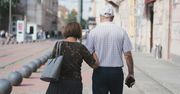 Samotność seniorów. Jak opiekunka może pomóc w budowaniu relacji społecznych?