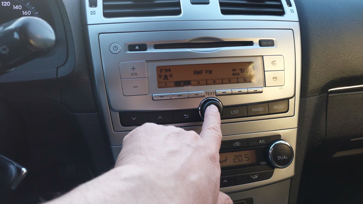 radio samochodowe, radio, samochód, radio wbudowane, ustawienia radia, radio w samochodzie, radyjko, muzyka samochodowa, panel radia, panel radia samochodowego