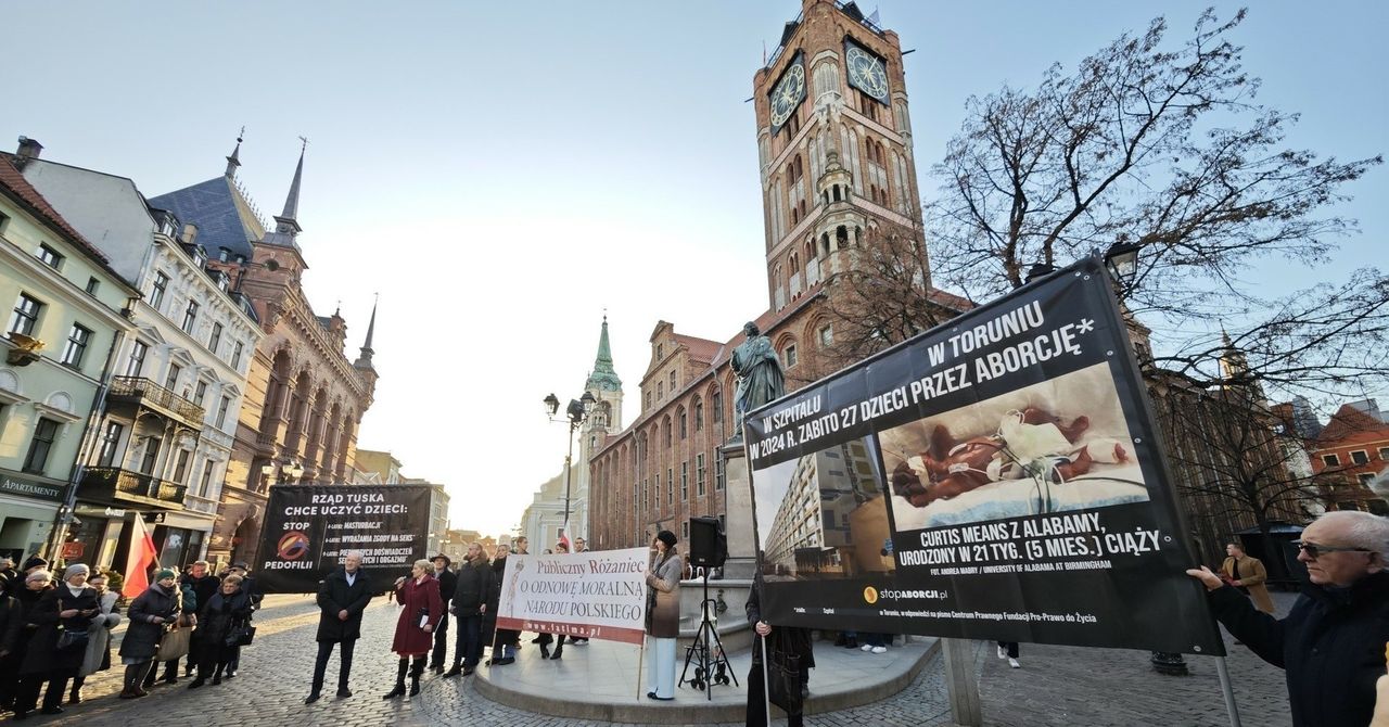 Toruń: Różaniec i kontrowersyjny baner. Biskup sugeruje zmianę