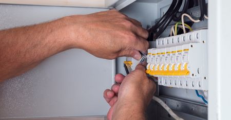 Czy twoja instalacja elektryczna jest bezpieczna? 5 sygnałów ostrzegawczych