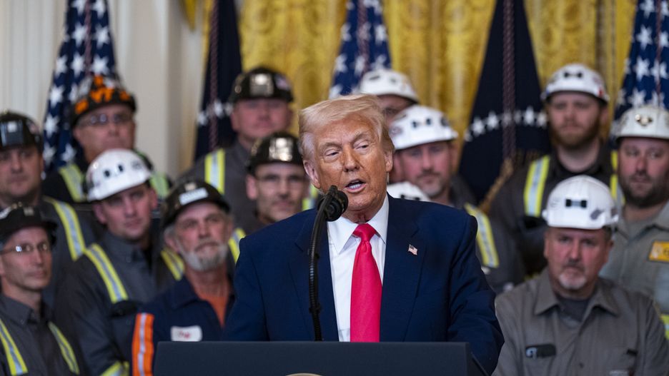 US President Donald Trump speaks during an executive order signing ceremony in the East Room of the White House in Washington, DC, USA, 08 April 2025. Trump is moving to expand the mining and use of coal inside the US, a bid to power the boom in energy-hungry data centers while seeking to revive a declining US fossil fuel industry. EPA/Al Drago / POOL Dostawca: PAP/EPA.