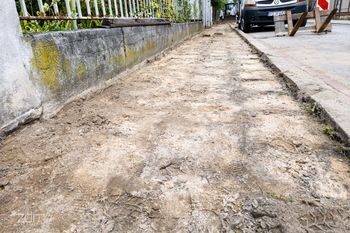 Poznań: Zniszczony chodnik znika z ul. Grodziskiej, ale prace potrwają kilka miesięcy