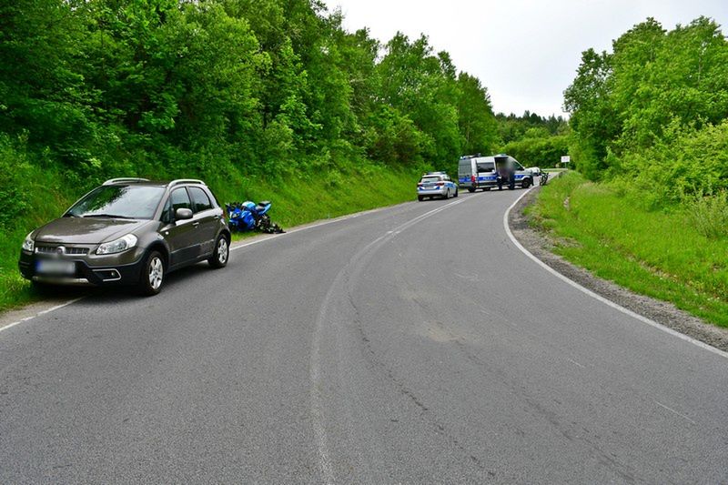 Fot. Licencjodawca. Motocyklista przewrócił się na łuku drogi