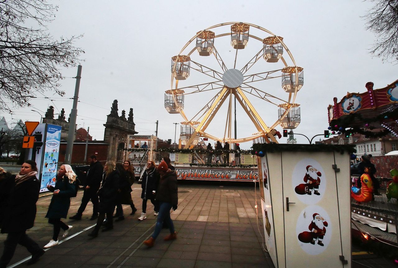 Szczecin: Wystartował Jarmark Bożonarodzeniowy. Zapach grzańca i pierogów unosi się nad centrum