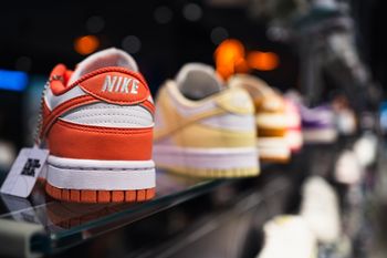Nike pod lupą. Gigantowi zarzuca się dyskryminację białych pracowników