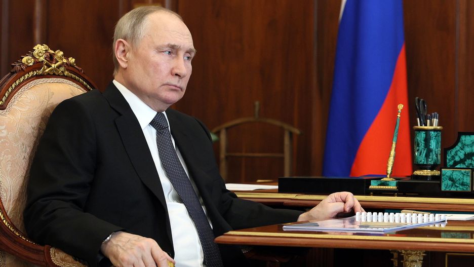Russian President Vladimir Putin (L) with United Russia Party General Council Secretary Andrei Turchak during their meeting at the Kremlin in Moscow, Russia, 24 April 2023. EPA/MIKHAEL KLIMENTYEV / SPUTNIK / KREMLIN POOL MANDATORY CREDIT Dostawca: PAP/EPA.