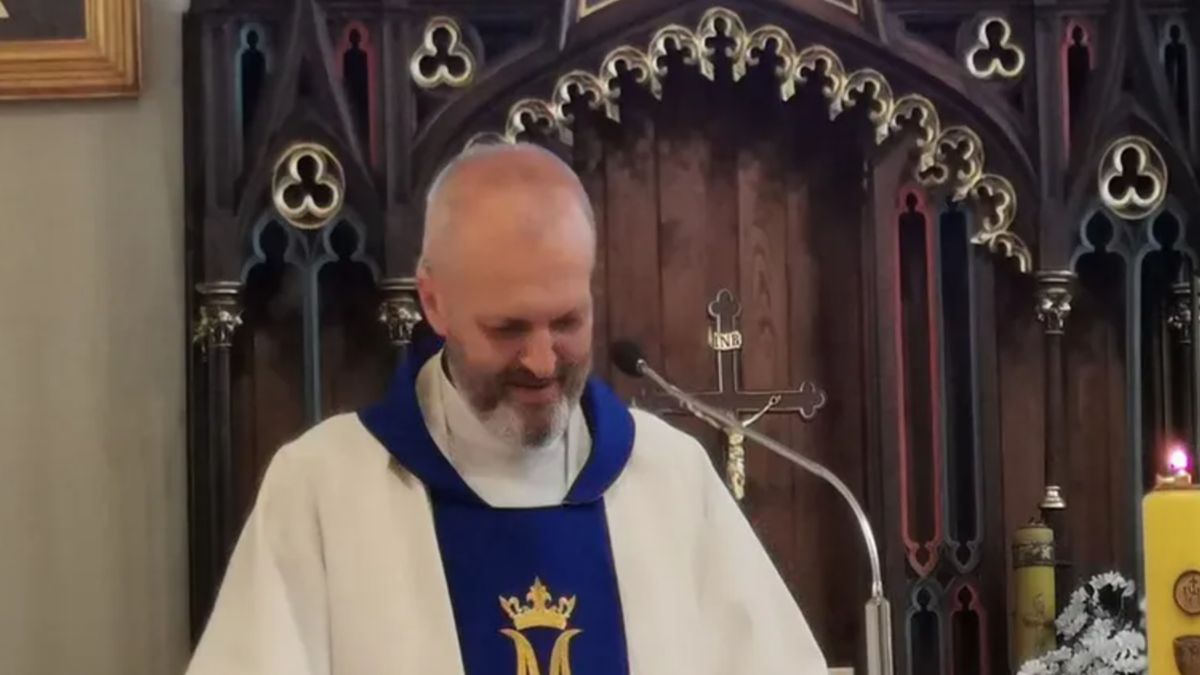 Ksiądz Jarosław Lipniak.