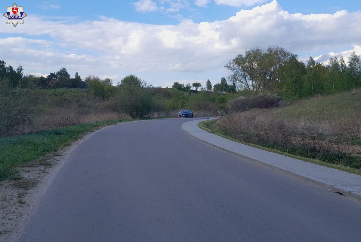 Zderzenie motocyklisty z samochodem na łuku drogi w Rudniku