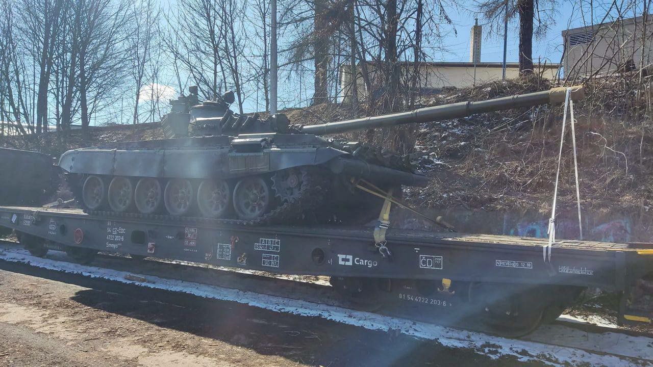 Czechy przekazały Ukrainie czołgi T-72M1 oraz bojowe wozy BMP-1.