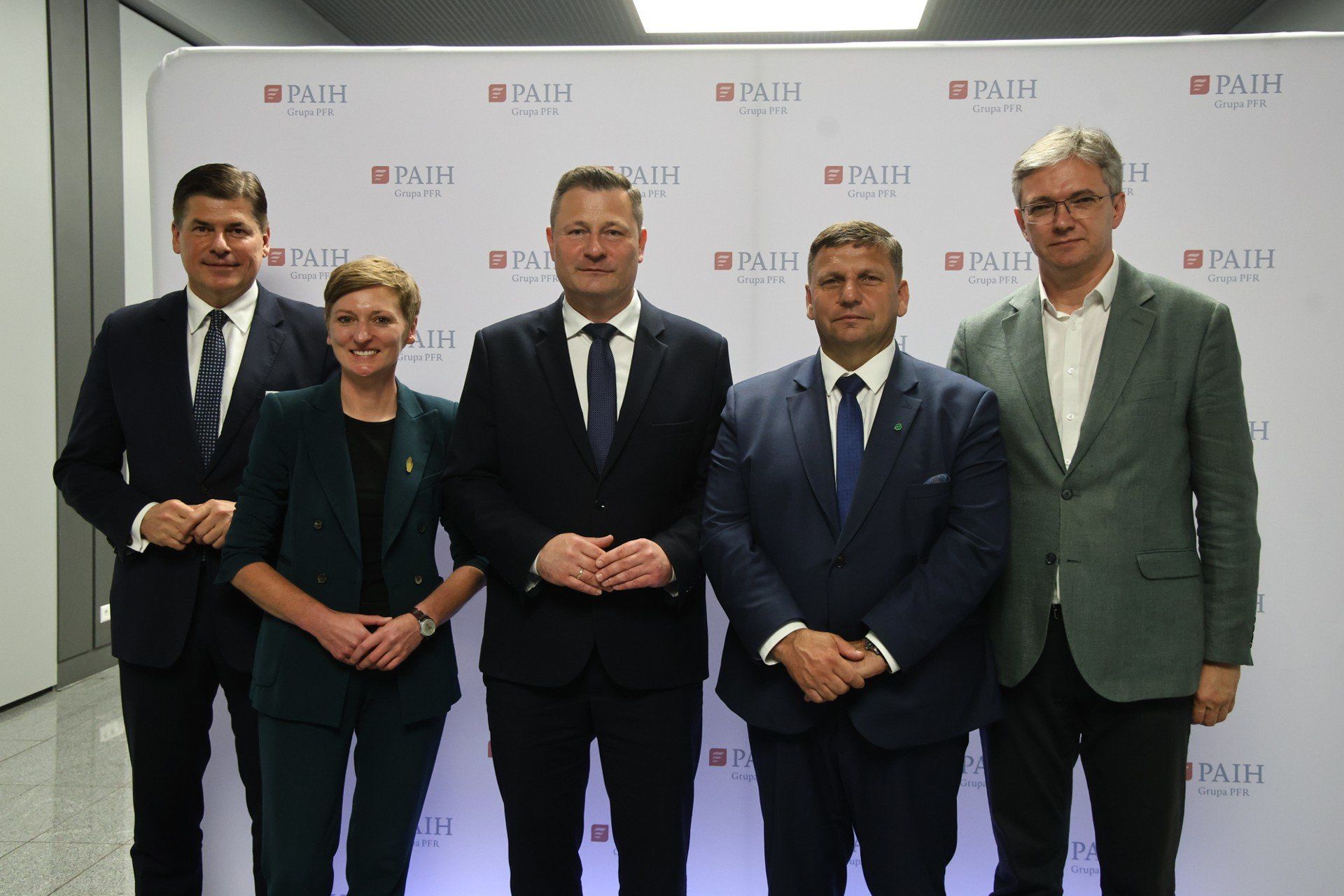 Na zdjęciu od lewej: Paweł Pudłowski – wiceprezes Polskiej Agencji Inwestycji i Handlu; Agata Wojda – prezydentka miasta Kielce, Krzysztof Paszyk – minister rozwoju i technologii, Michał Skotnicki – wicewojewoda świętokrzyski, Adam Jarubas – poseł do Parlamentu Europejskiego
