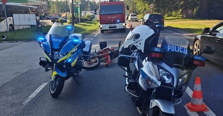 Zator: 16-latek zatrzymany po kolizji z motocyklem policji. Uciekał na niezarejestrowanym crossie