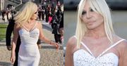 68-letnia Donatella Versace CUDEM dotarła na swoje miejsce podczas pokazu Valentino. LEDWO się poruszała (WIDEO)
