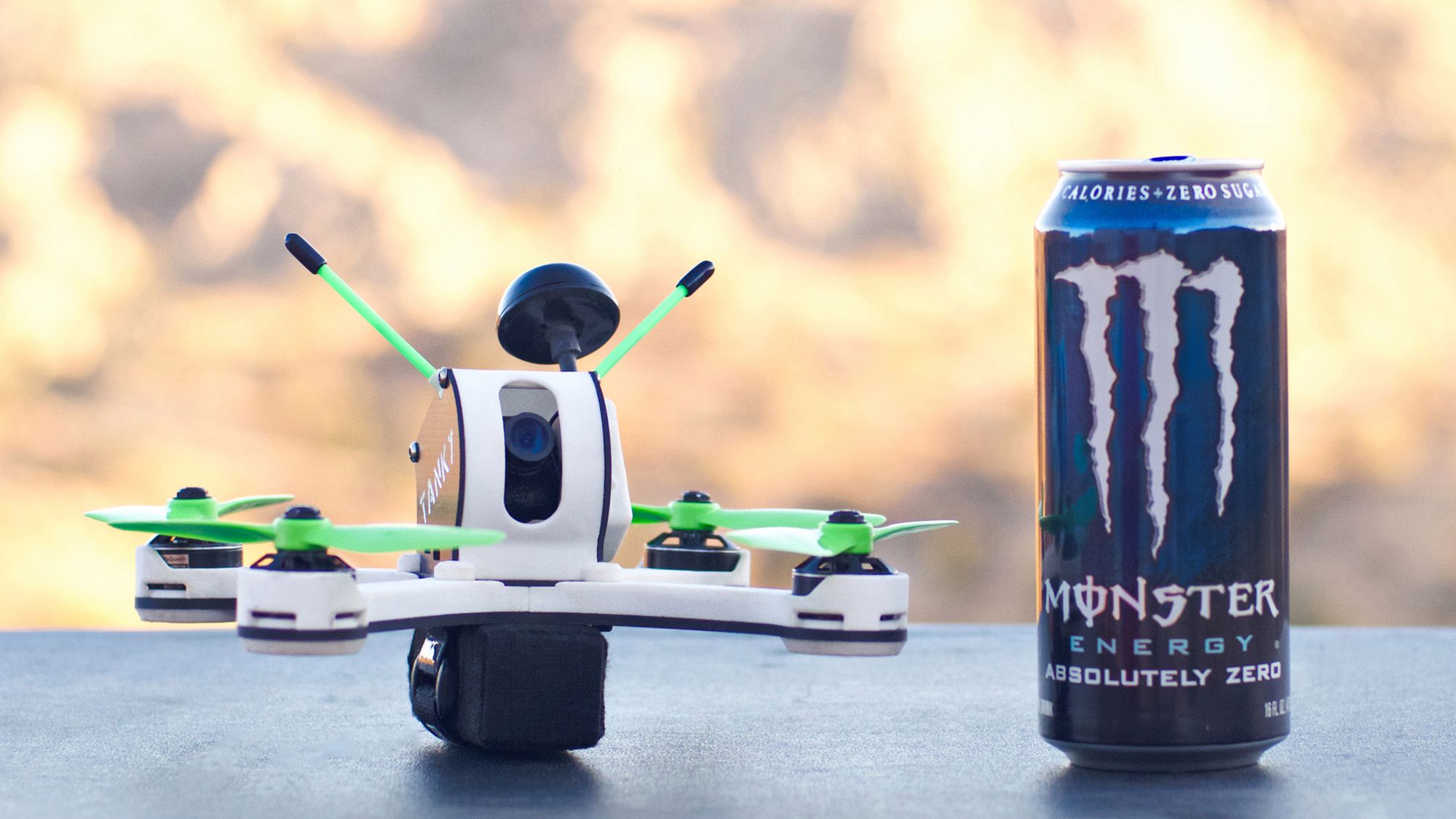Tanky: niewielki dron FPV rozwijający prędkość 160 km/h 11