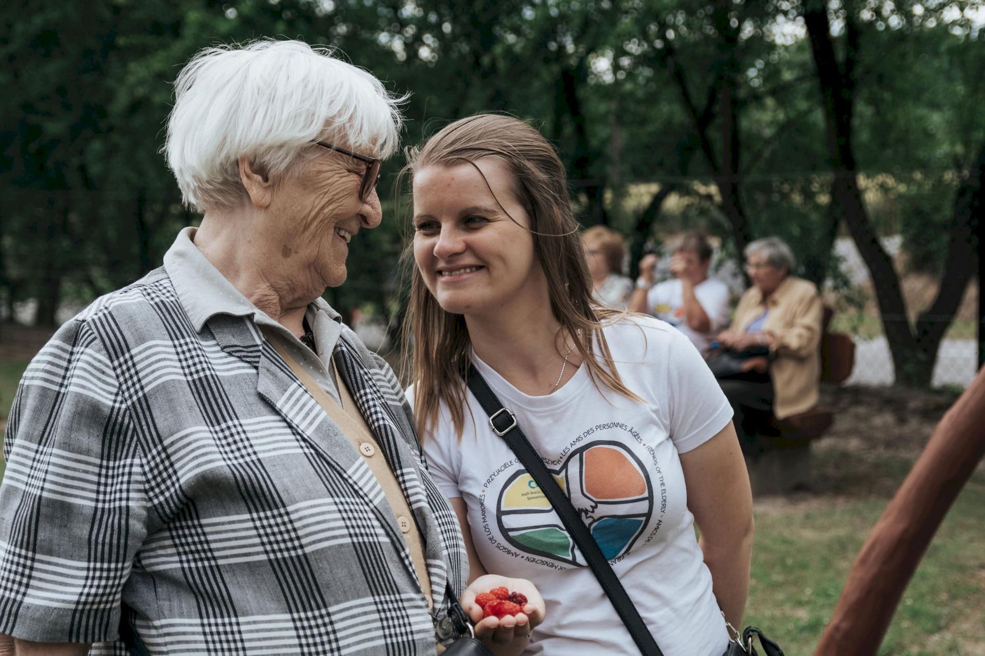 Koordynatorka Urszula z podopieczną Irenką zbiera maliny podczas tzw. &quot;Wakacji Jednego Dnia&quot;