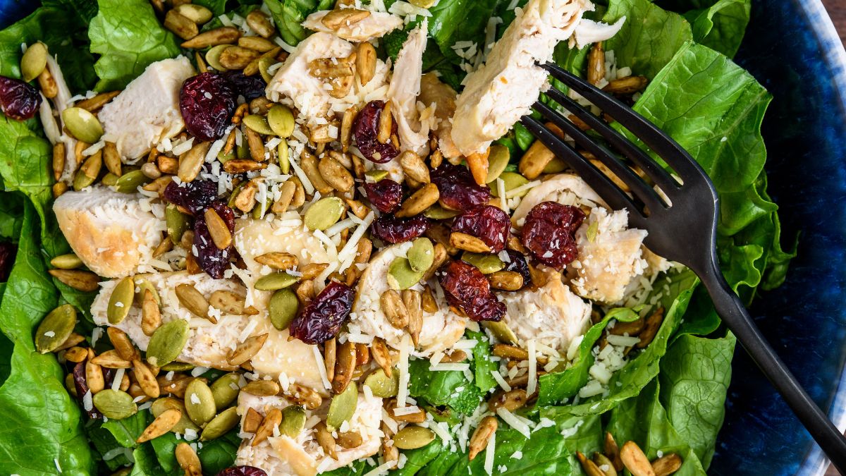 Sałatka z kurczakiem i prażonymi pestkami