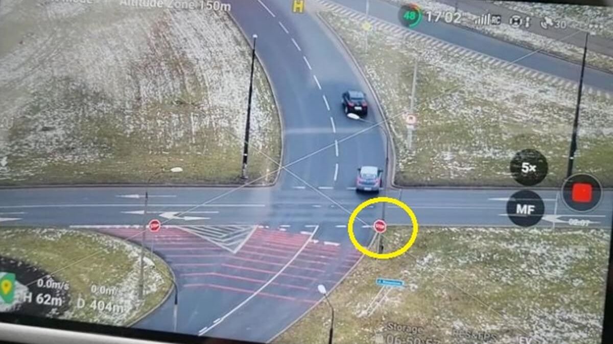 Policyjny dron obserwujący skrzyżowanie na ul. Diamentowej w Lublinie