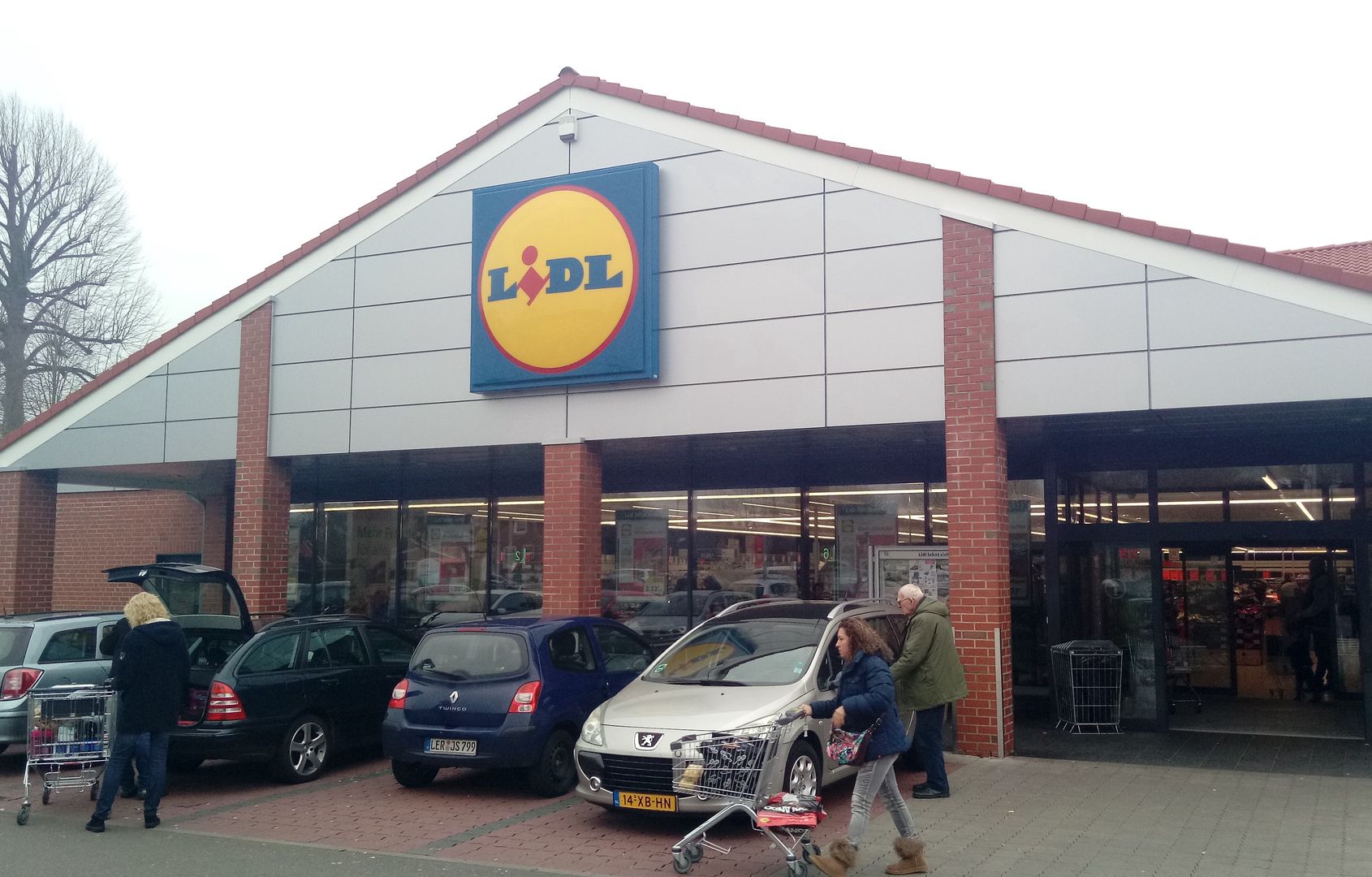 Biedronka i Lidl zwiększają pensje! Ile można zarobić?