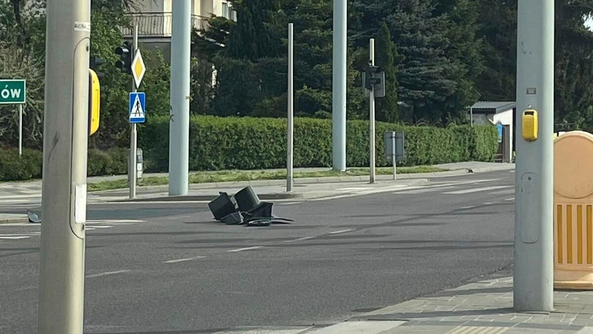 Sygnalizator świetlny spadł na ulicę