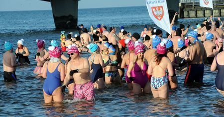 Kąpią się w lodowatej wodzie dla zdrowia i przyjemności. W weekend mieli swój zlot