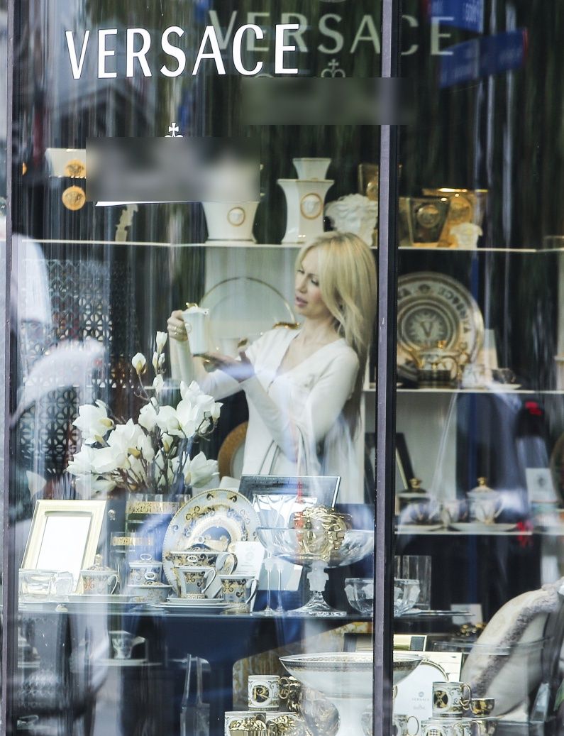 Magdalena Ogórek w sklepie z luksusową porcelaną