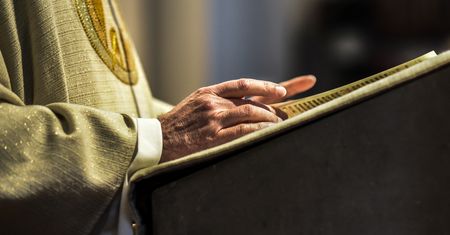 Zoperował sobie brzuch z datków parafian. Skandal z polskim duchownym w USA