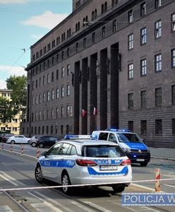 Wrocław. Przyniósł atrapę bomby pod Komendę Wojewódzką Policji. Grozi mu do 8 lat więzienia