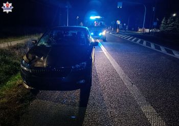 Wypadek w powiecie krakowskim. Zderzenie trzech samochodów osobowych. Jeden wylądował w rowie. Utrudnienia na drodze