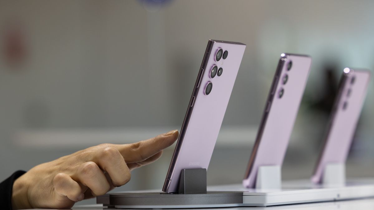 Samsung Electronics Co. Galaxy S23 smartphones during a media preview event in Seoul, South Korea, on Monday, Jan. 30, 2023. Samsung unveiled its latest iPhone-rivaling Android smartphones, improving the cameras, battery life and design with its new Galaxy S23 line. Photographer: SeongJoon Cho/Bloomberg via Getty Images