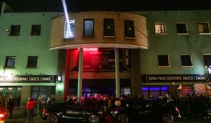 Rybnik. Klub otwarty, przed wejściem kolejka. Właściciel do inspektorek sanepidu: "Nie wejdziecie"