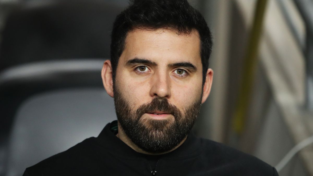 STOCKHOLM, SWEDEN - DECEMBER 19:  Goncalo Feio, Head Coach of Legia Warszawa, looks on prior to the UEFA Conference League 2024/25 League Phase MD6 match between Djurgarden and Legia Warszawa at Tele2 Arena on December 19, 2024 in Stockholm, Sweden. (Photo by Linnea Rheborg/Getty Images)