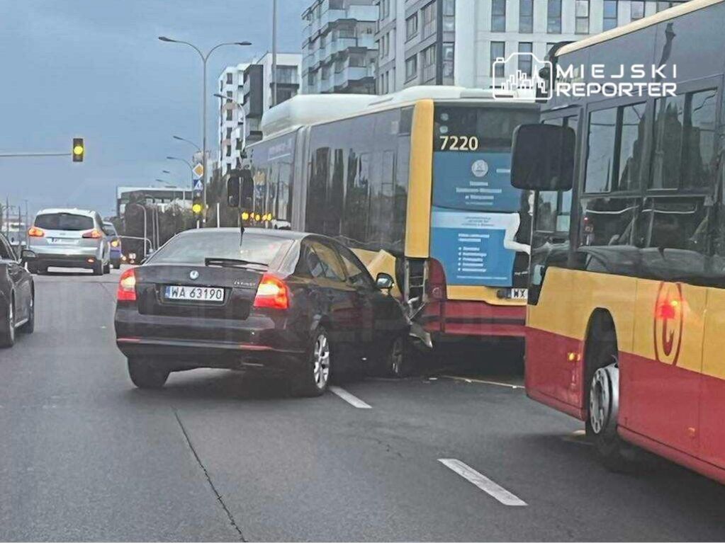 Warszawa: Pijany kierowca wjechał w autobus miejski. Przesiadał się z pasażerką, która nie miała prawa jazdy