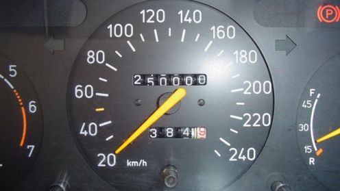 Jak sprawdzić przebieg kupowanego auta?