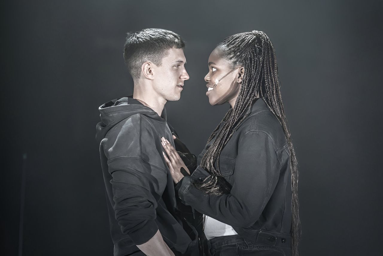 Tom Holland i Francesca Amewudah-Rivers w "Romeo i Julii"