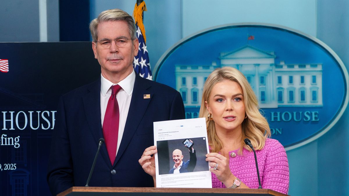 White House Press Secretary Karoline Leavitt (C) holds a photograph of Amazon founder Jeff Bezos with US Treasury Secretary Scott Bessent (L) during a press briefing at the White House, Washington, DC, USA, 29 April 2025. EPA/WILL OLIVER Dostawca: PAP/EPA.