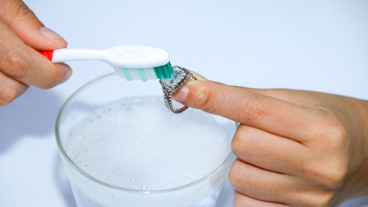 Jak wyczyścić srebrną biżuterię?