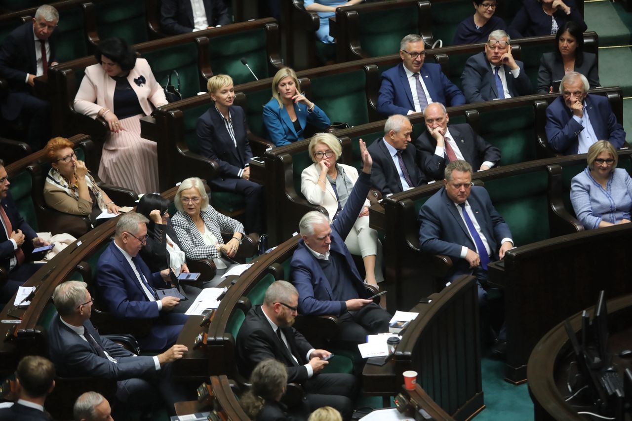 Ustawa o ochronie zwierząt. Posłowie na sali obrad podczas drugiego dnia posiedzenia Sejmu. Sejm uchwalił nowelę m.in. zakazującą hodowlę zwierząt na futra i rytualnego uboju (amb) PAP/Wojciech Olkuśnik