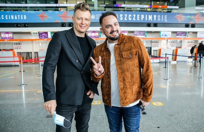 Rafał Brzozowski robi show na warszawskim Okęciu tuż przed odlotem do Rotterdamu