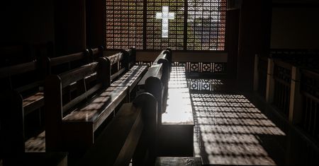 Podczas mszy przewrócił się i zaczął tracić oddech. Błyskawiczna akcja