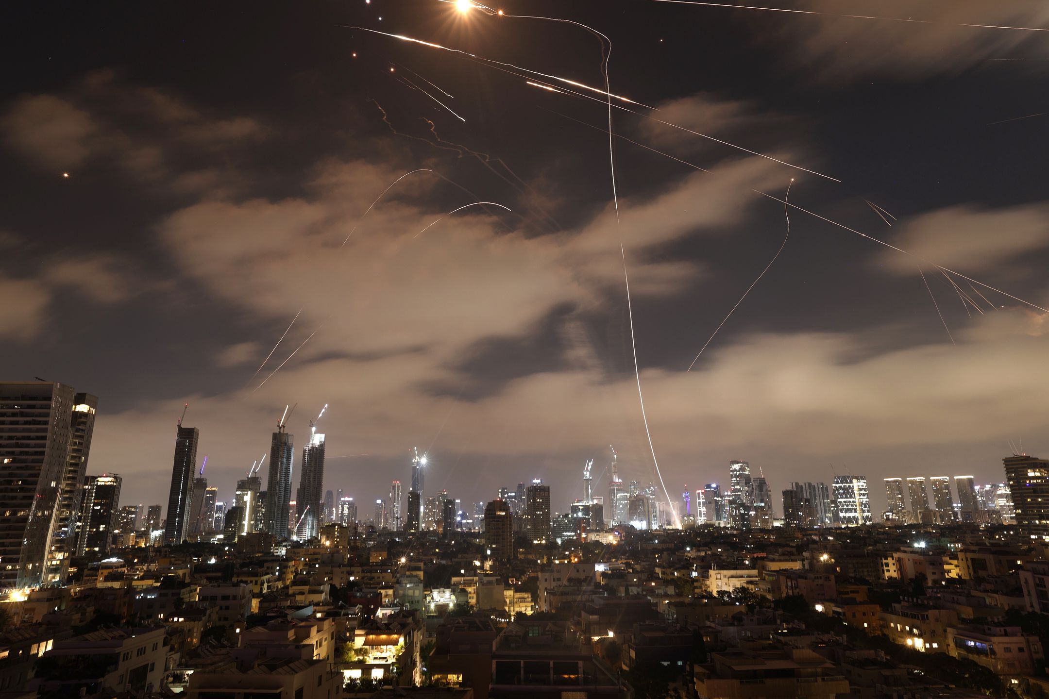 Israel's Iron Dome air defense system intercepts ballistic missiles fired from Iran over the city of Tel Aviv, Israel, 15 June 2025. Israel's military identified the missiles as being launched from Iran toward Israeli territory in retaliation for overnight airstrikes on Iranian targets. EPA/ATEF SAFADI Dostawca: PAP/EPA.
