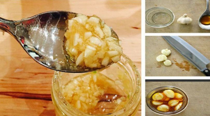 Sposób przygotowania mikstury. Posiekaj czosnek, dodaj wodę, ocet i miód, wymieszaj, przecedź