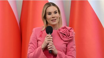 Marta Nawrocka w różu na spotkaniu z Amazonkami. Stylistka krytykuje: "ZA DUŻO"