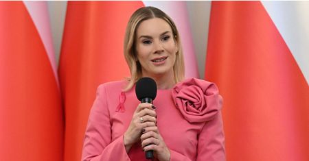 Marta Nawrocka w różu na spotkaniu z Amazonkami. Stylistka krytykuje: "ZA DUŻO"