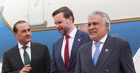 Pakistan reaguje na zerwanie rozmów pokojowych. Vance wyjechał