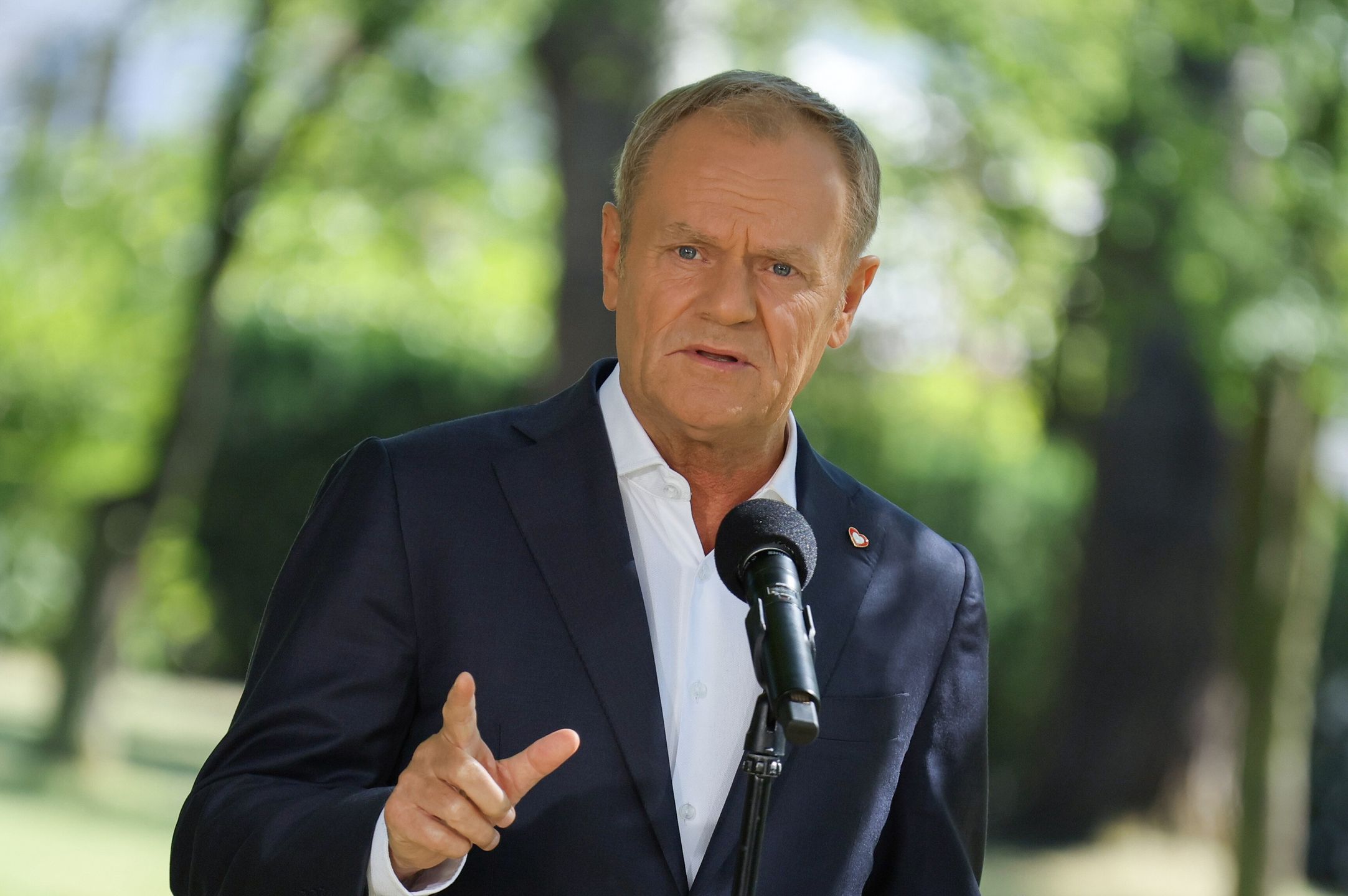 Warszawa, 13.08.2024. Premier Donald Tusk podczas konferencji prasowej po posiedzeniu rządu przed siedzibą KPRM w Warszawie, 13 bm. (ad) PAP/Paweł Supernak